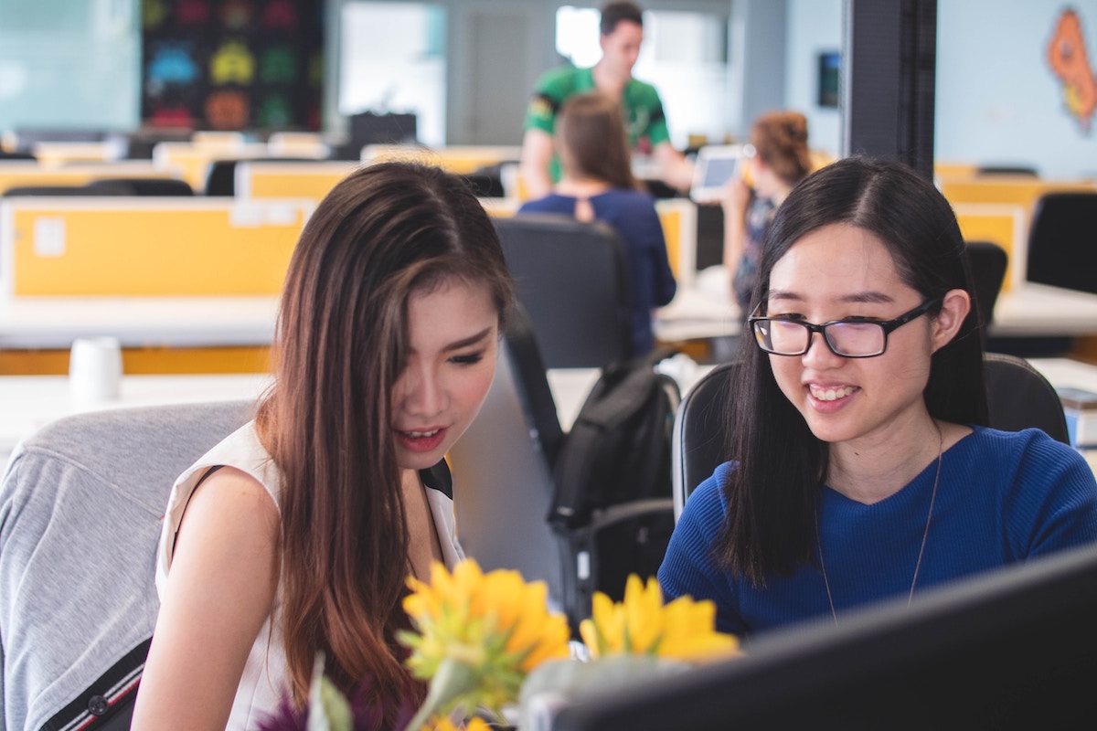 作業_範囲_広げ_姿勢２