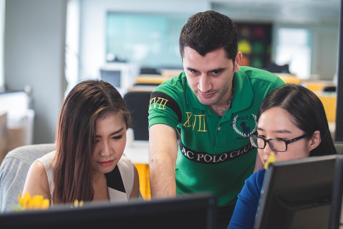 作業_範囲_広げ_姿勢３